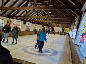 2024-12-21 Eislaufen in der Halle_2